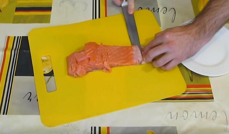 Dahan-dahang gupitin ang fillet ng salmon mula sa balat, kung mayroon man.