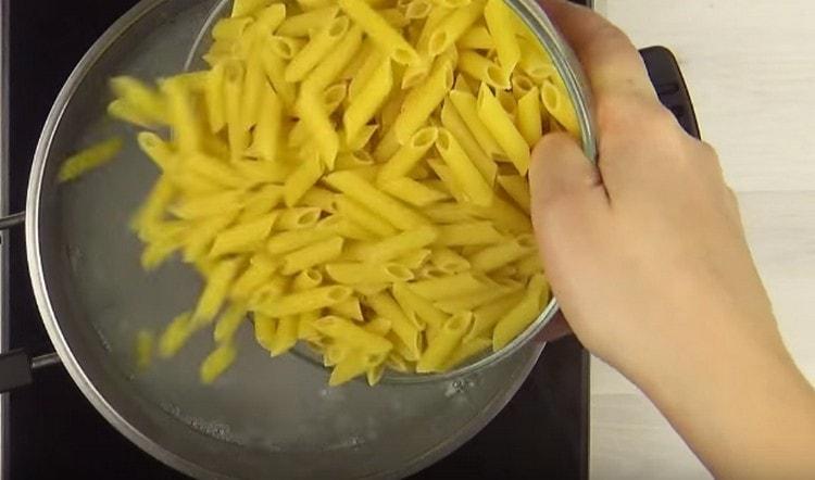 Mettiamo la pasta per cucinare.