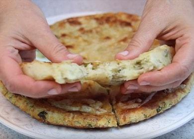 Ang pagluluto ng tamad na khachapuri sa oven at sa kawali ayon sa recipe na may isang larawan.