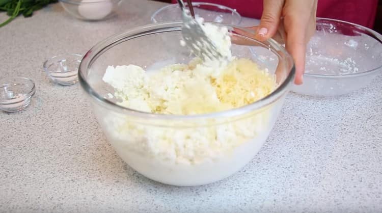 Nagpakalat kami ng cottage cheese, cheese at feta cheese sa isang mangkok na may kefir.