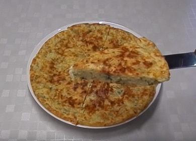 Pagluluto ng masarap na tamad na khachapuri sa isang pan ayon sa isang sunud-sunod na recipe na may isang larawan.