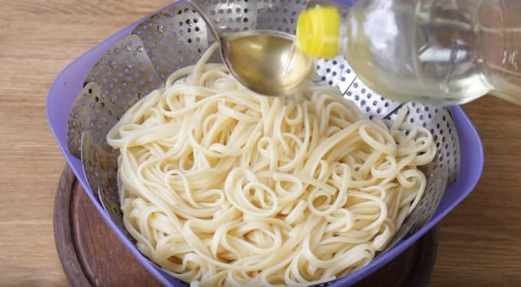 Itapon ang spaghetti sa isang colander at pinalamanan ng langis ng halaman.