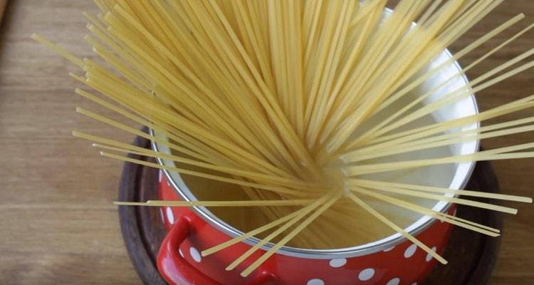 Pakuluan namin ng tubig, ilagay ang spaghetti dito.