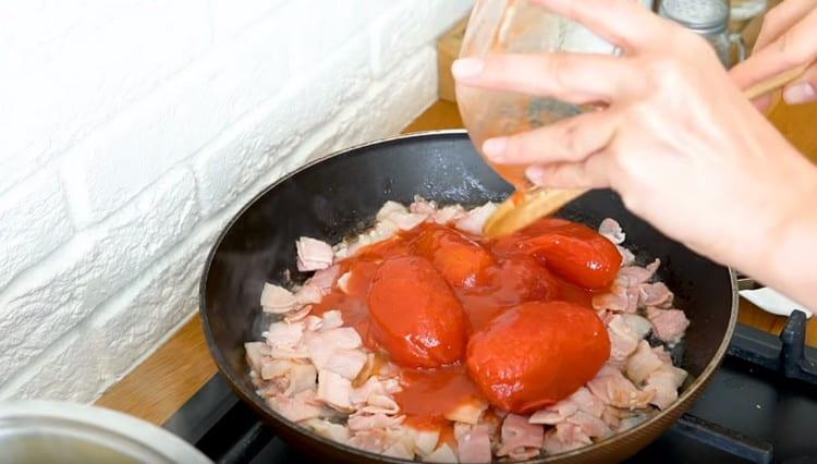 Idagdag ang mga kamatis sa aming sariling juice.