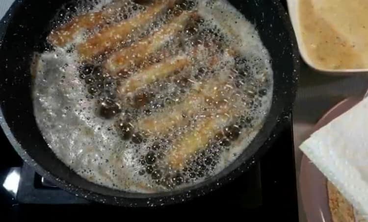 Fry capelin sa batter hanggang sa gintong kayumanggi sa magkabilang panig.