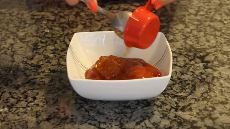 Naghahanda kami ng sarsa mula sa mainit na sarsa, ketchup at matamis na jam.