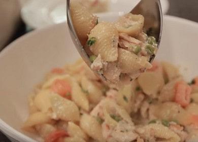 Masarap pasta na may salmon sa isang creamy sauce: lutuin alinsunod sa isang hakbang-hakbang na recipe na may isang larawan.