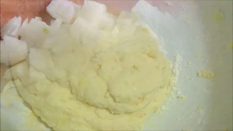 Upang makagawa ng mashed potato cake, gumawa ng isang kuwarta