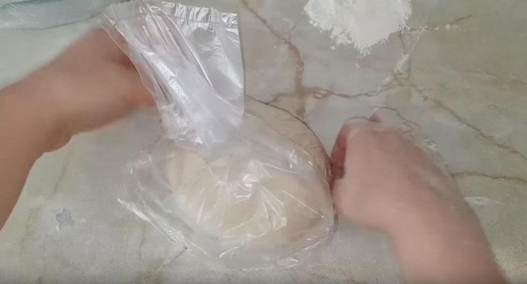 Takpan ang kuwarta sa isang bag upang tumaas ito.