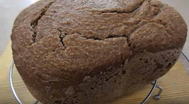 Sourdough rye bread sa isang machine machine ay madaling ihanda, tulad ng nakikita mo.