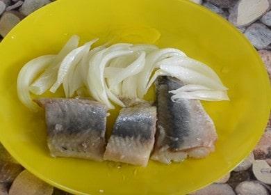 Masarap na inasnan herring sa bahay: pagluluto ng mga hakbang-hakbang na mga larawan.