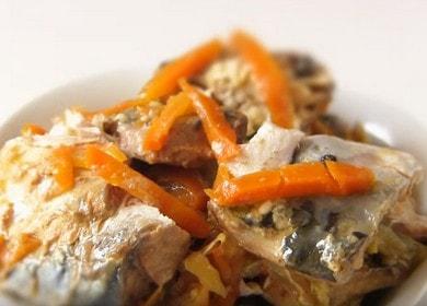 Masarap mackerel na may mga gulay sa isang garapon sa oven