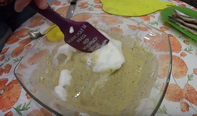 Maingat na ihalo ang mga whipped protein sa batter.