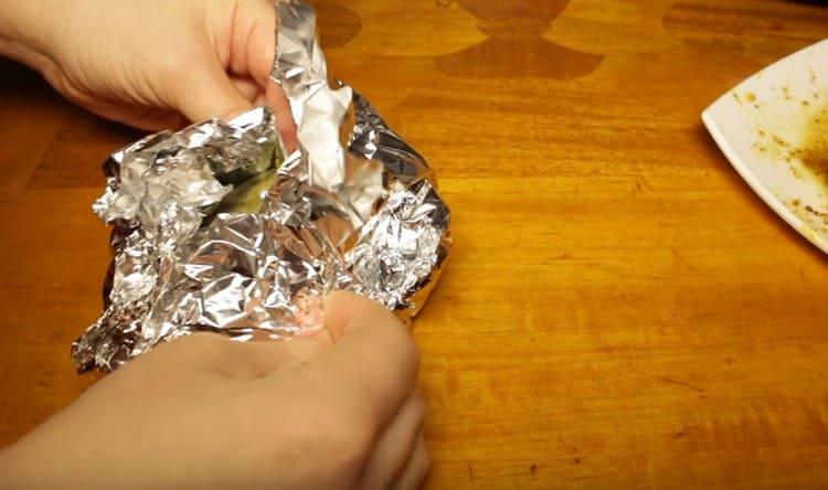 I-wrap ang foil, mag-iwan ng isang maliit na butas para lumabas ang singaw.