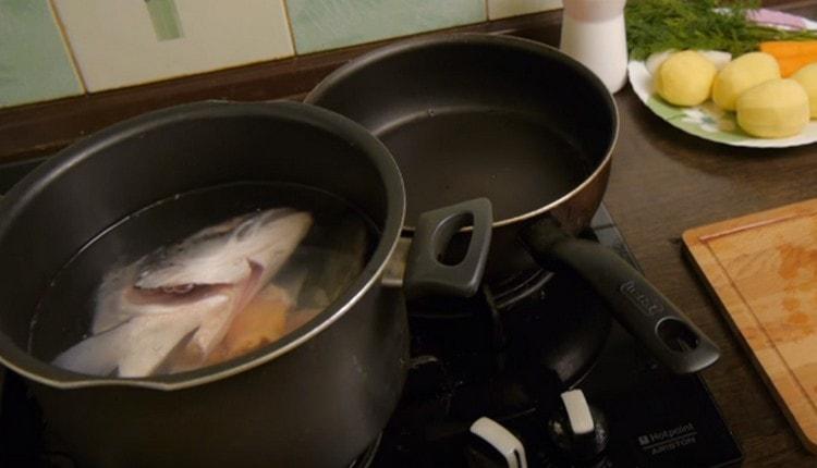 Punan ang mga isda sa isang kawali na may tubig at itakda upang magluto.