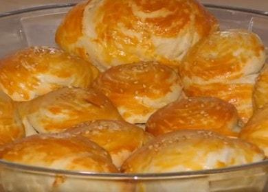 Ang pagluluto ng mga masasarap na pastry ng puff ayon sa isang hakbang-hakbang na recipe gamit ang isang larawan.