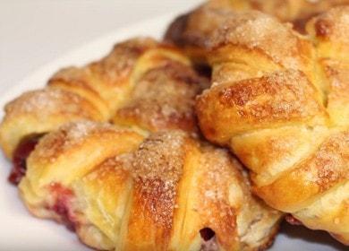 Naghahanda kami ng masarap at magagandang puff na may cherry mula sa puff pastry ayon sa recipe na may isang larawan.