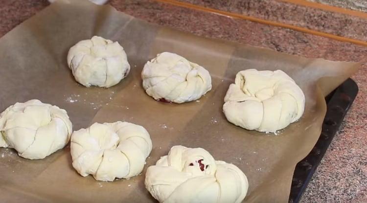 Ikinakalat namin ang nabuo na mga jays sa isang baking sheet na natatakpan ng pergamino.