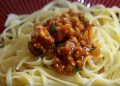 Naghahanda kami ng mabangong spaghetti na may tinadtad na karne at pag-paste ng kamatis ayon sa isang sunud-sunod na recipe na may isang larawan.