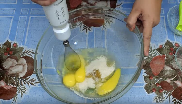 Ang pagsasama-sama ng mga itlog na may asukal at katas ng banilya sa isang mangkok, binugbog ang mga ito ng isang whisk o isang blender.