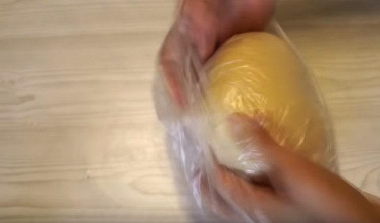 Pinapayuhan na ilagay ang kuwarta sa loob ng kalahating oras sa isang bag upang makagawa ng gluten.