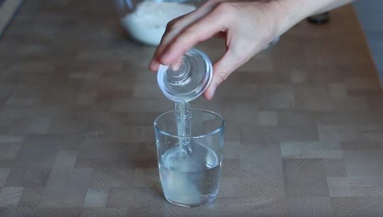 Magdagdag ng lemon juice sa tubig na yelo.