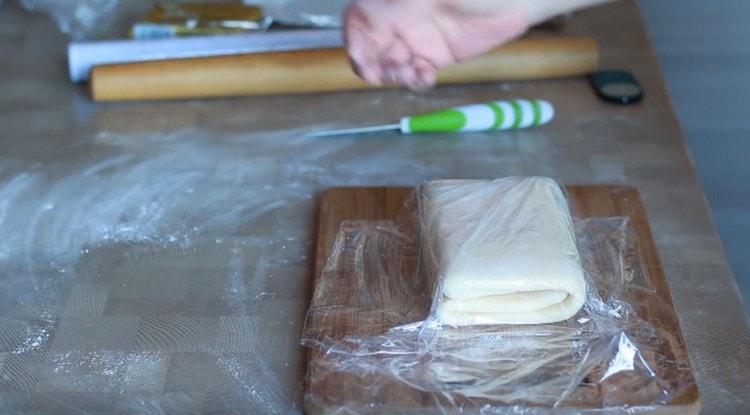 Binalot namin ang kuwarta sa cling film at ipinadala ito sa ref.