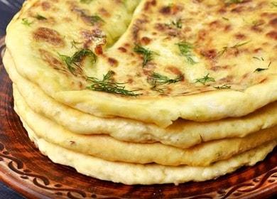 Nagluto kami ng khachapuri sa kefir na may keso sa isang pan ayon sa isang sunud-sunod na recipe na may isang larawan.