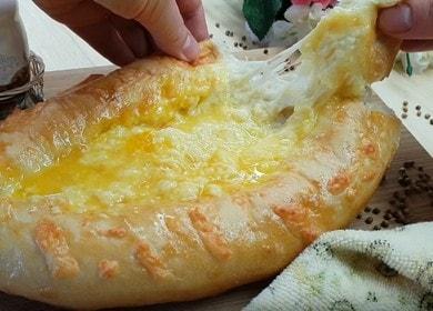 Naghahanda kami ng Adjarian khachapuri ayon sa isang sunud-sunod na recipe na may isang larawan.