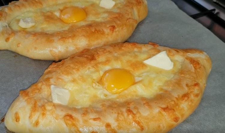 Kumakalat kami ng maraming piraso ng langis sa khachapuri.