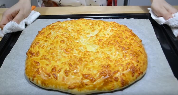 Mingrelian Khachapuri се пече във фурната.