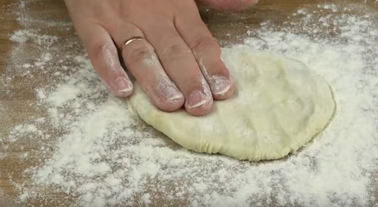 Kumuha ng bawat hiwa ng masa sa isang flat cake.