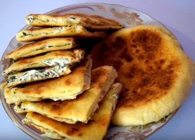 Pagluluto ng masarap na khachapuri na may cottage cheese ayon sa isang hakbang-hakbang na recipe gamit ang isang larawan.