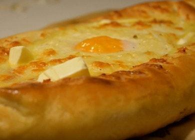 Ang pagluluto ng khachapuri na may itlog ayon sa recipe na may isang larawan.