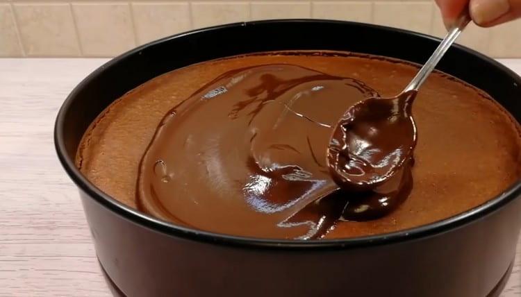 Ang nagresultang ganache ay sumasakop sa dessert.