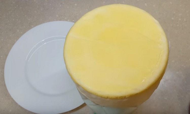 ang cooled cheesecake ay maaaring makuha sa labas ng amag.