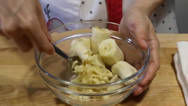 Upang makagawa ng isang muffin ng saging, gumawa ng banana puree