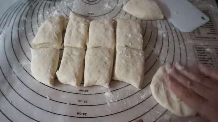 Upang makagawa ng mga buns, ihanda ang kuwarta