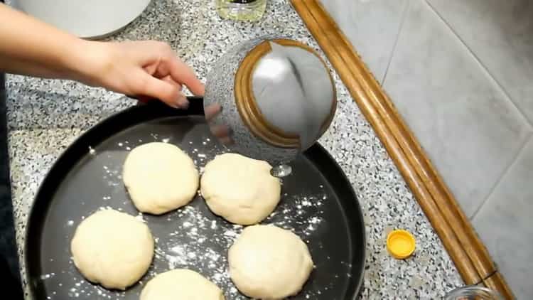 Upang makagawa ng mga buns sa gatas, maghanda ng isang baking sheet