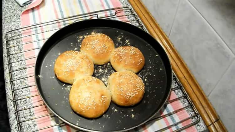 Upang makagawa ng mga buns sa gatas, i-preheat ang oven