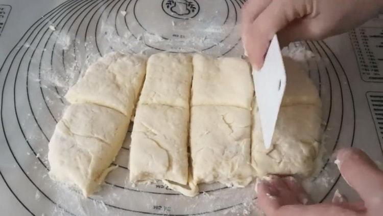 Upang makagawa ng mga buns na may cottage cheese, gupitin ang kuwarta