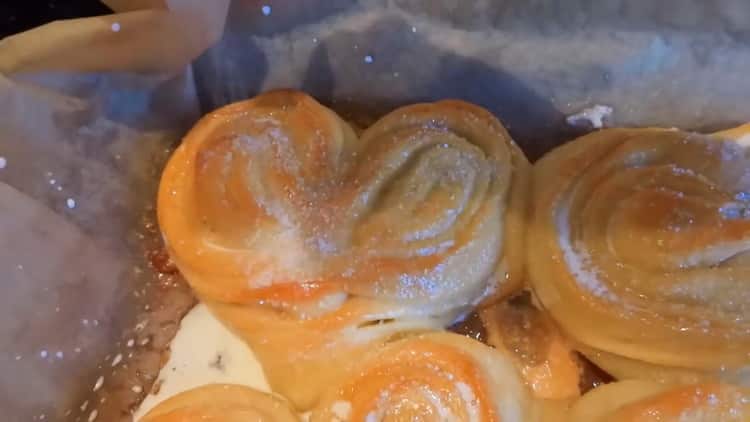 Paano malaman kung paano lutuin ang masarap na mga buns sa puso na may asukal