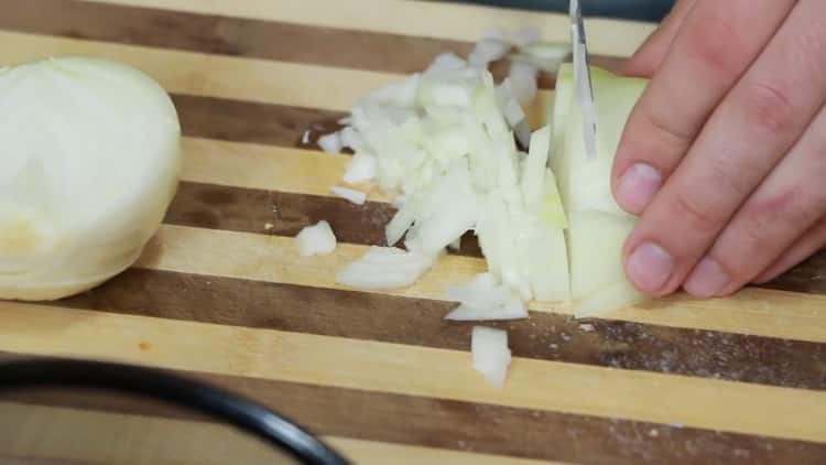 Upang makagawa ng isang tuna sandwich, i-chop ang sibuyas