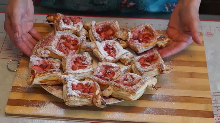 Ang mga cheesecakes mula sa yari na puff pastry na may cottage cheese ayon sa isang step-by-step na recipe na may larawan