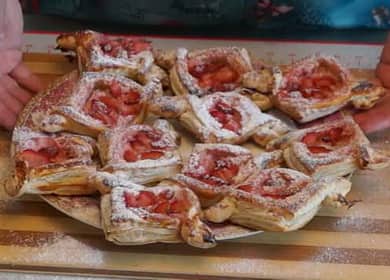 Ang mga banayad na keso na gawa sa puff pastry na may cottage cheese at strawberry