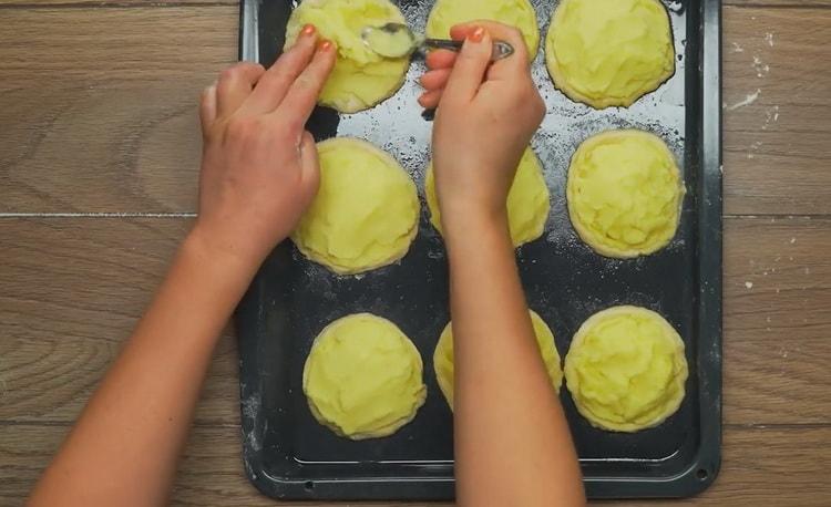 Mga keso na may patatas ayon sa isang hakbang-hakbang na recipe na may larawan