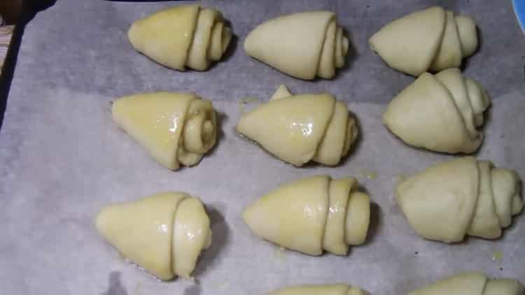 Upang makagawa ng mga buns na may asukal sa lebadura, pasanin ang oven