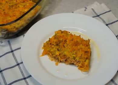 Inihurnong pink salmon na may mga sibuyas at karot sa oven - masarap at makatas