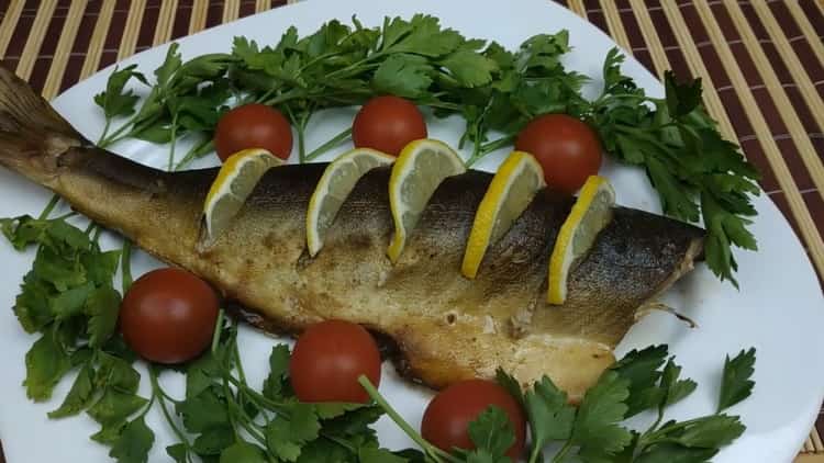 Inihurnong buong pink salmon - ang pinaka malambot at makatas na isda