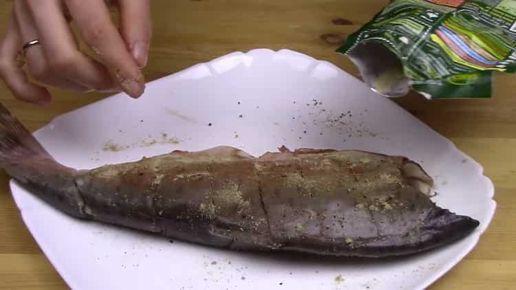 Upang lutuin ang buong rosas na salmon sa oven, asin ang isda